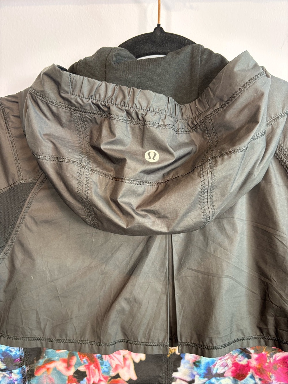 lululemon athletica Run Get Up and Glow Black Floral-Print Hooded Jacket Size 6 - Picture 7 of 7